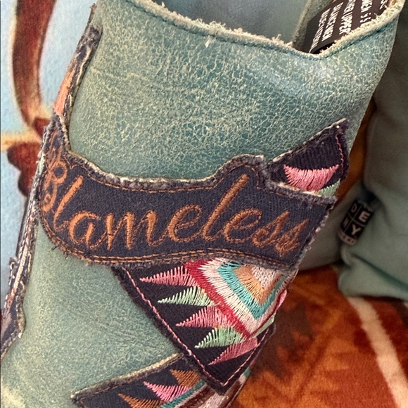 Laredo Women's Embroidered Mules - Teal and Black
Blameless
9.5 - Picture 2 of 9